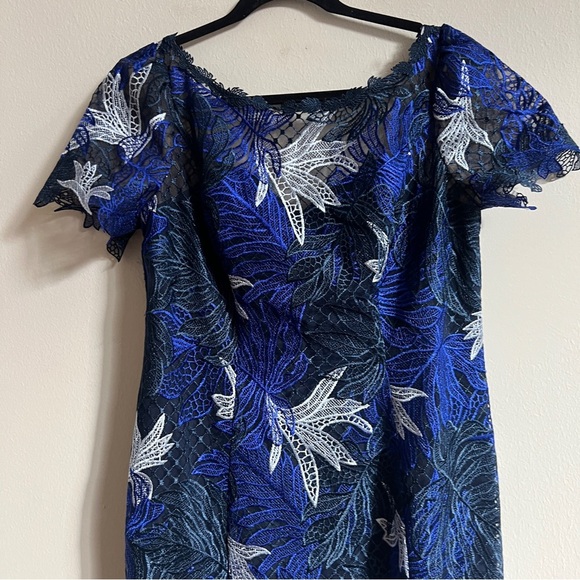 MARCHESA Norte Lace Short Sleeve Lace Column Gown - Picture 3 of 9